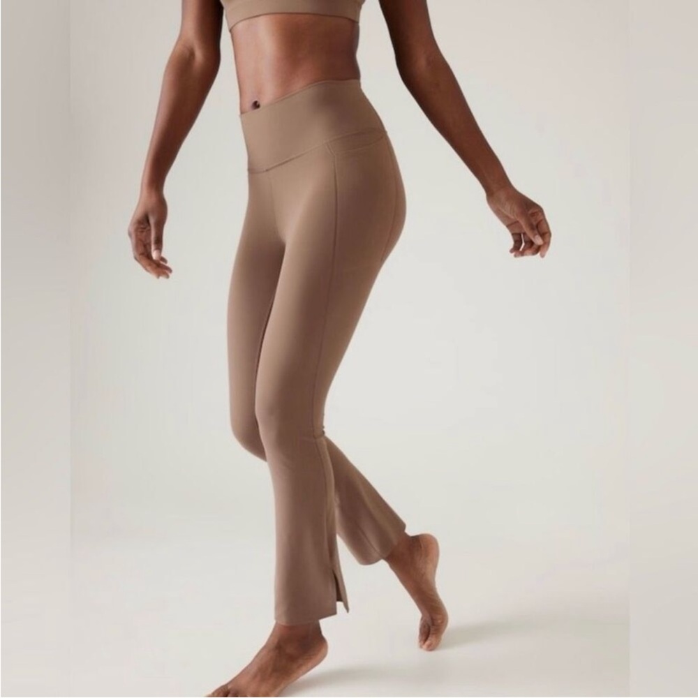 Athleta Transcend stash crop straight leg legging M